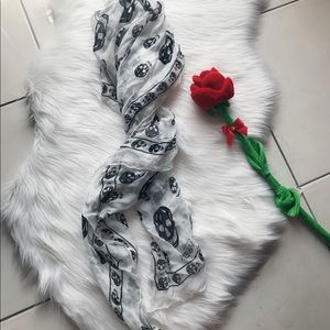 🌹Alexander and Mcqueen 100% silk skull scarf 🧣